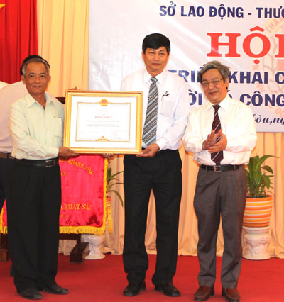 Ông Lê Xuân Thân trao Bằng khen của Thủ tướng Chính phủ cho Trung tâm Điều dưỡng và Chăm sóc người có công tỉnh.   