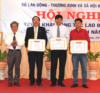 Ông Lê Xuân Thân trao Bằng khen của Bộ LĐ-TB-XH cho các tập thể và cá nhân xuất sắc.