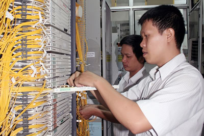 Cán bộ kỹ thuật Trung tâm Viễn thông Nha Trang đấu nối hiệu chỉnh đường truyền cáp quang cho khách hàng.