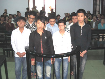 Đòi lại tiền ăn phở và cướp tài sản,  8 thanh niên ra Tòa