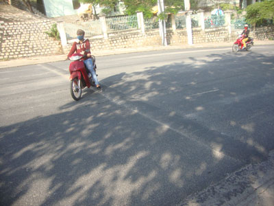 Nên sơn phản quang gờ giảm tốc