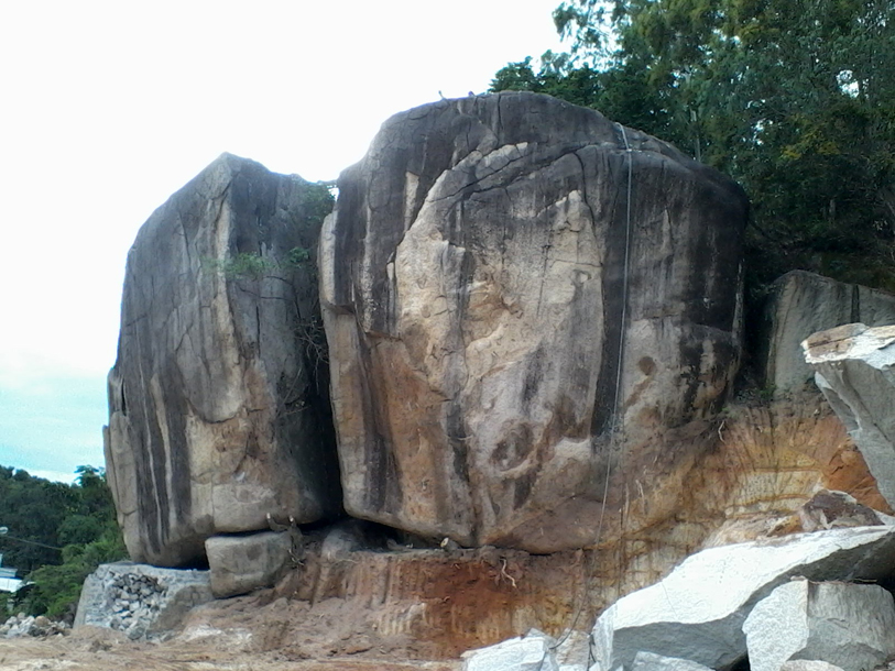 Phá dỡ thành công khối đá khổng lồ tại Ngọc Hiệp