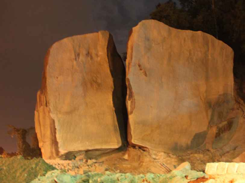 Quá trình thi công, một trong 2 phần bị tách rời (bên trái) đã