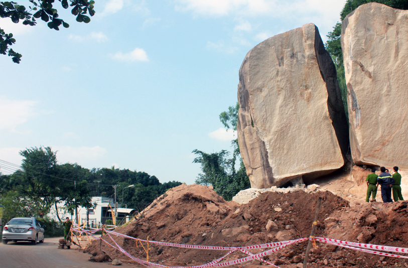 Khối đá bị nghiêng trong quá trình phá dỡ.