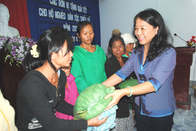 Ảnh 0013, 0022: Đồng bào dân tộc thiểu số nghèo ở xã Suối Cát nhận gạo hỗ trợ.