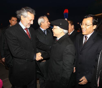 Đại diện Chính phủ Italia, Tòa thánh Vatican và cán bộ, nhân viên Đại sứ quán, cộng đồng người Việt Nam tại Italia đón Tổng Bí thư Nguyễn Phú Trọng tại sân bay - Ảnh: TTXVN