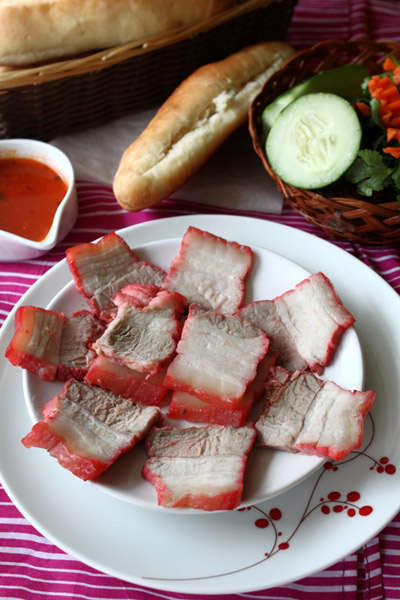 Món ăn: Thịt xá xíu ăn kèm bánh mỳ