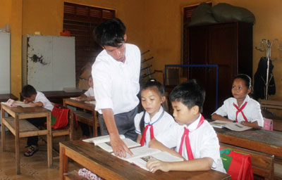 Hòa vào tiếng sóng biển Trường Sa là những tiếng ê a của các em học sinh huyện đảo…