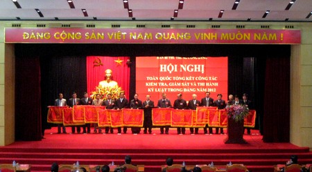 Đồng chí Ngô Văn Dụ -  Ủy viên Bộ Chính trị, Bí thư Trung ương Đảng,  Chủ nhiệm UBKT Trung ương trao cờ thi đua cho các tập thể xuất sắc.  (Ảnh: HH)