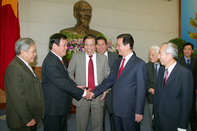 Thủ tướng Nguyễn Tấn Dũng, Chủ tịch UBTWMTTQ Huỳnh Đảm và các đại biểu dự Hội nghị - Ảnh: VGP/Nhật Bắc