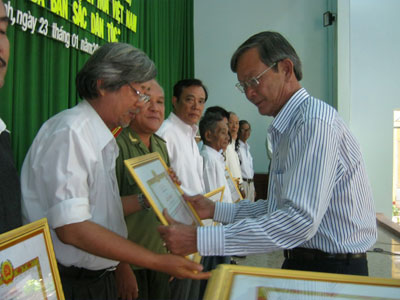  Ông Nguyễn Văn Hoàng trao giấy khen cho các cá nhân.