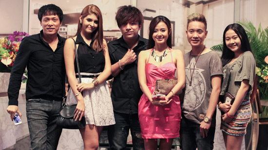 Đạo diễn Ngô Quang Hải (ngoài cùng bên trái) cùng các diễn viên tham gia phim 