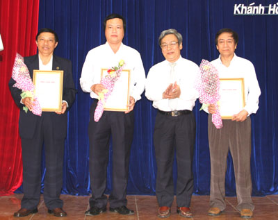 . 17 tác phẩm của 18 tác giả được trao giải.  Ngày 24-1, UBND tỉnh tổ chức lễ trao Tặng thưởng văn học nghệ thuật (VHNT) 2012. Đến dự có ông Lê Xuân Thân - Phó Chủ tịch UBND tỉnh.