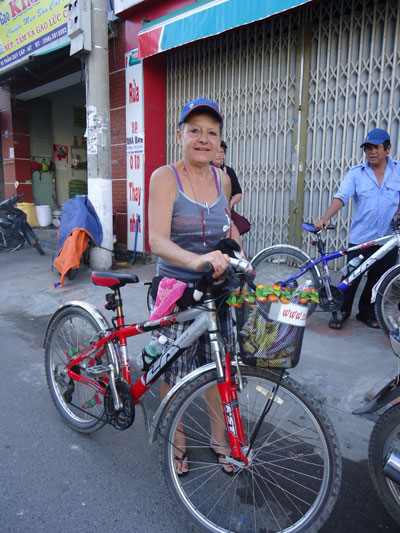 Bà Susanne vẫn đạp xe đi làm từ thiện khắp các con phố ở TP. Nha Trang.