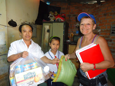 Bà Susanne vẫn đạp xe đi làm từ thiện khắp các con phố ở TP. Nha Trang.