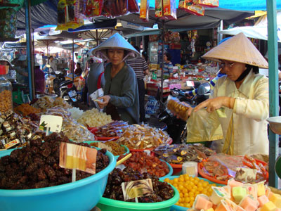 Tiểu thương lo hàng Tết ế ẩm