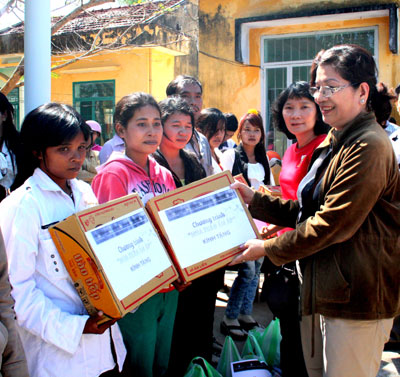 Trao 283 suất quà Tết cho người dân khó khăn xã Khánh Hiệp