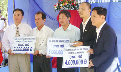 Đoàn công tác của Hội Doanh nhân trẻ Khánh Hòa làm công tác từ thiện tại huyện Khánh Sơn.