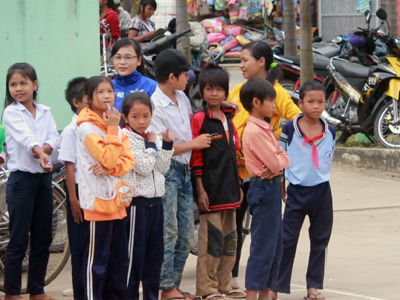 Các em học sinh có hoàn cảnh khó khăn, xa trường học đón chờ món quà là một chiếc xe đạp.