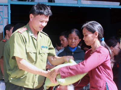 Những món quà thiết thực và đầy ý nghĩa đã được trao cho các hộ gia đình khó khăn, chính sách.