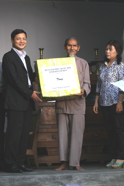 IMG_5340/ Lãnh đạo Đoàn đại biểu Quốc hội tỉnh trao nhà Đại đoàn kết cho gia đình ông Lê Văn Có, thị trấn Vạn Giã, huyện Vạn Ninh.