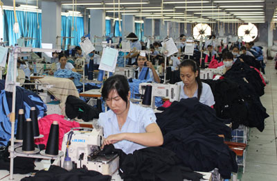 Công nhân Công ty Cổ phần Dệt may Nha Trang đang hoàn tất sản phẩm cuối năm.