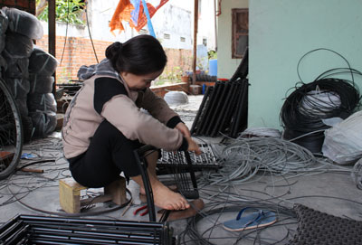 Sau thời gian làm việc tại công ty, chị Lê Thị Lan tranh thủ làm thêm để có tiền sắm Tết.