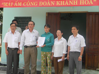 Tết này, Quỹ “Mái ấm công đoàn Khánh Hòa” nhân niềm vui nhà mới cho hơn 30 công nhân nghèo.