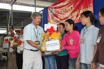 Dịp Tết này, Công đoàn Công ty TNHH Một thành viên Rapexco Đại Nam chi nhánh Suối Dầu cũng dành những phần quà ý nghĩa tặng những công nhân có hoàn cảnh khó khăn.