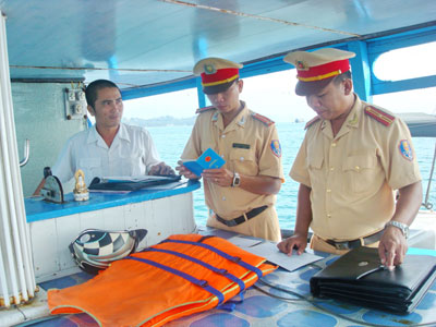 Những năm qua, tập thể cán bộ, chiến sĩ (CB-CS) Phòng Cảnh sát giao thông (CSGT) đường thủy (PC68) Công an tỉnh đã triển khai nhiều biện pháp nhằm bảo đảm trật tự an toàn cho các bến bãi và cho mỗi chuyến tàu trên vịnh Nha Trang.