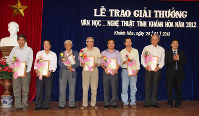 Tang thuong: Các văn nghệ sĩ nhận Tặng thưởng Văn học nghệ thuật 2012.