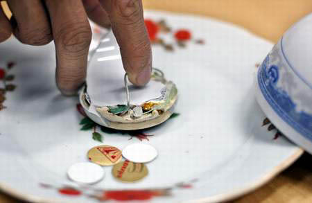 Đột kích sới bạc giữa đìa tôm, tạm giữ 34 con bạc