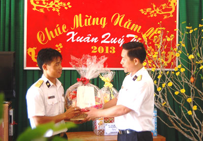 Đại diện đoàn công tác (phải) tặng quà cho cán bộ, chiến sĩ Trạm Rada 575 (Vùng 4 Hải quân).