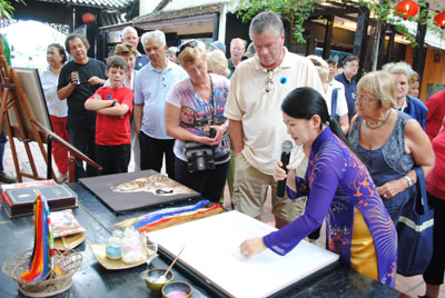 Hơn 1.400 khách tàu biển du lịch Volendam tham quan Nha Trang