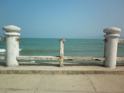 Lan can bảo vệ bờ biển bị gãy đứt 2 đoạn