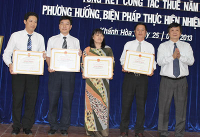  Đồng chí Trần Sơn Hải trao bằng khen của UBND tỉnh cho các tập thể có thành tích xuất sắc trong công tác thuế.