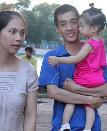 Những gia đình sinh con gái theo đúng chính sách, có thể sẽ được hỗ trợ tài chính. Ảnh minh họa: Minh Thùy.