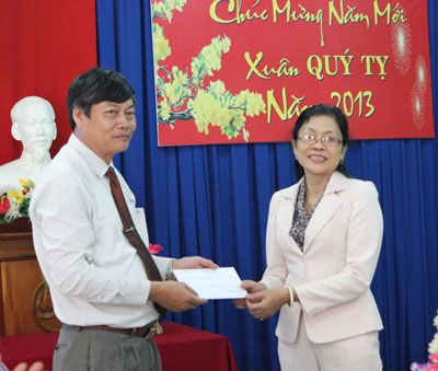 IMG-3115: Bà Lê Minh Hiền tặng quà tại Nhà An dưỡng.