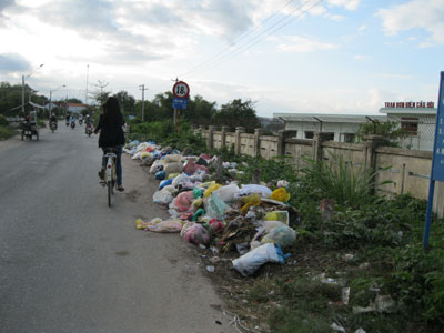 Bãi rác ven đường