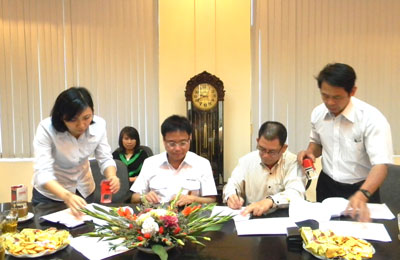 Lãnh đạo Công ty Bia SanMiguel Việt Nam ký kết thỏa ước lao động tập thể