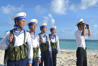 Cán bộ, chiến sĩ đảo Sinh Tồn tuần tra khu vực quanh đảo.