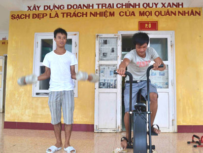  Chiến sĩ đảo Núi Le tập thể dục buổi sáng.