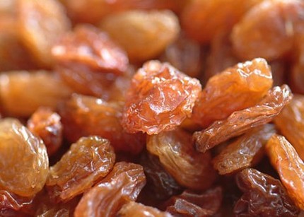 Nho khô không chỉ ngon miệng mà còn có tác dụng tốt với chuyện phòng the.