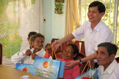 Thăm, tặng quà và chúc Tết tại các địa phương