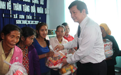 Ông Trần Sơn Hải tặng quà cho đồng bào dân tộc thiểu số xã Sơn Thái, huyện Khánh Vĩnh