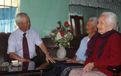 Ông Nguyễn Chiến Thắng, thăm chúc Tết cho đại diện cán bộ, gia đình các lão thành cách mạng tỉnh.