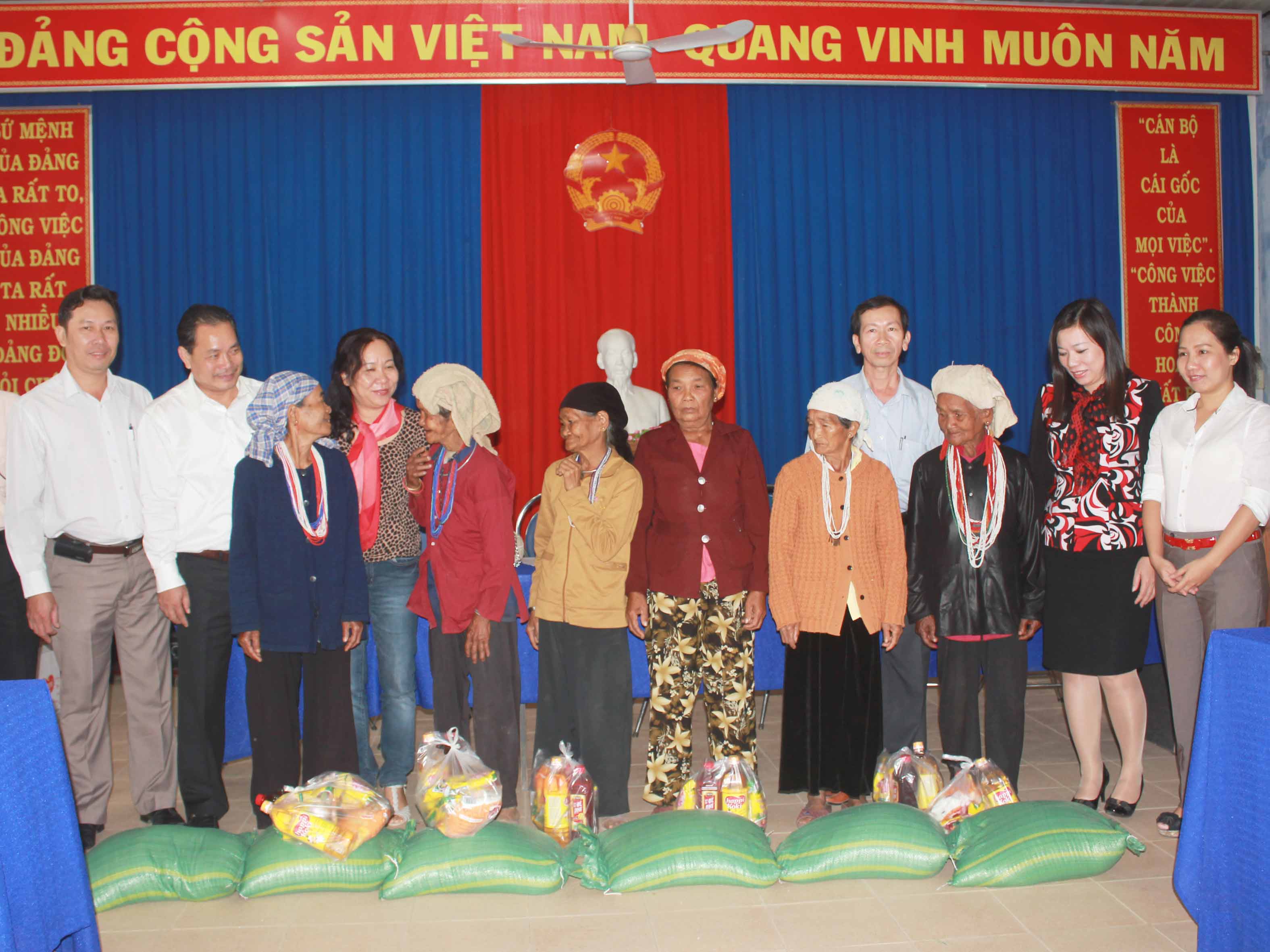 Thăm và tặng quà cho người già neo đơn xã Sơn Hiệp