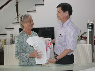 Ông Nguyễn Tấn Tuân tặng quà cho gia đình ông Lê Thanh Liêm - nguyên Bí thư Tỉnh ủy.