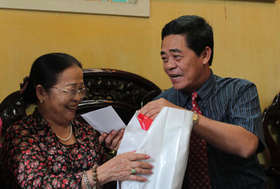 Thăm, tặng quà và chúc Tết tại các địa phương