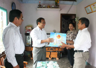  ông Mai Hữu Thu trao quà cho gia đình ông Trương Văn Phải.  